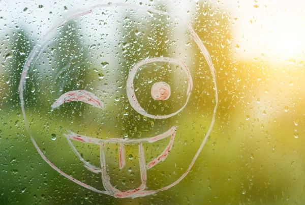 Shopper staring through a window without entering, symbolising website visitors who don’t convert.